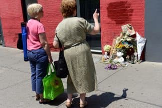 Dos mujeres en Nueva York miran un altar en memoria de Etan Patz, desaparecido hace 33 años.