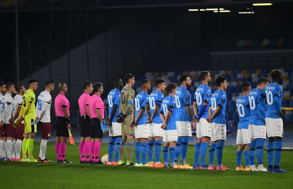 El cuadro napolitano donde brillara Diego Armando Maradona, saltó a la cancha portando el ‘10’ en homenaje al mítico argentino.