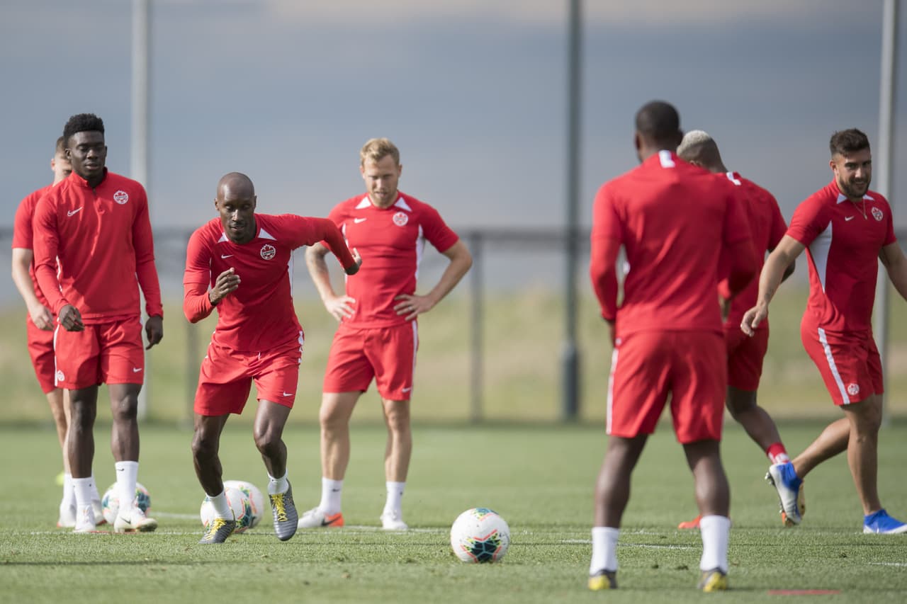 Bajo las órdenes de John Herdman, entrenador de la selección de Canadá, el equipo de la hoja de maple se entrenó para cerrar su preparación de cara a su importante partido ante México por la Copa Oro que se efectuará este miércoles en Denver. Jugadores jóvenes muy interesantes y con enorme potencial que militan en las mejores ligas europeas, son la parte medular de un equipo canadiense que, por lo visto, busca hacerle partido al Tri en el renglón de lo físico y el desgaste por correr en todo el campo.