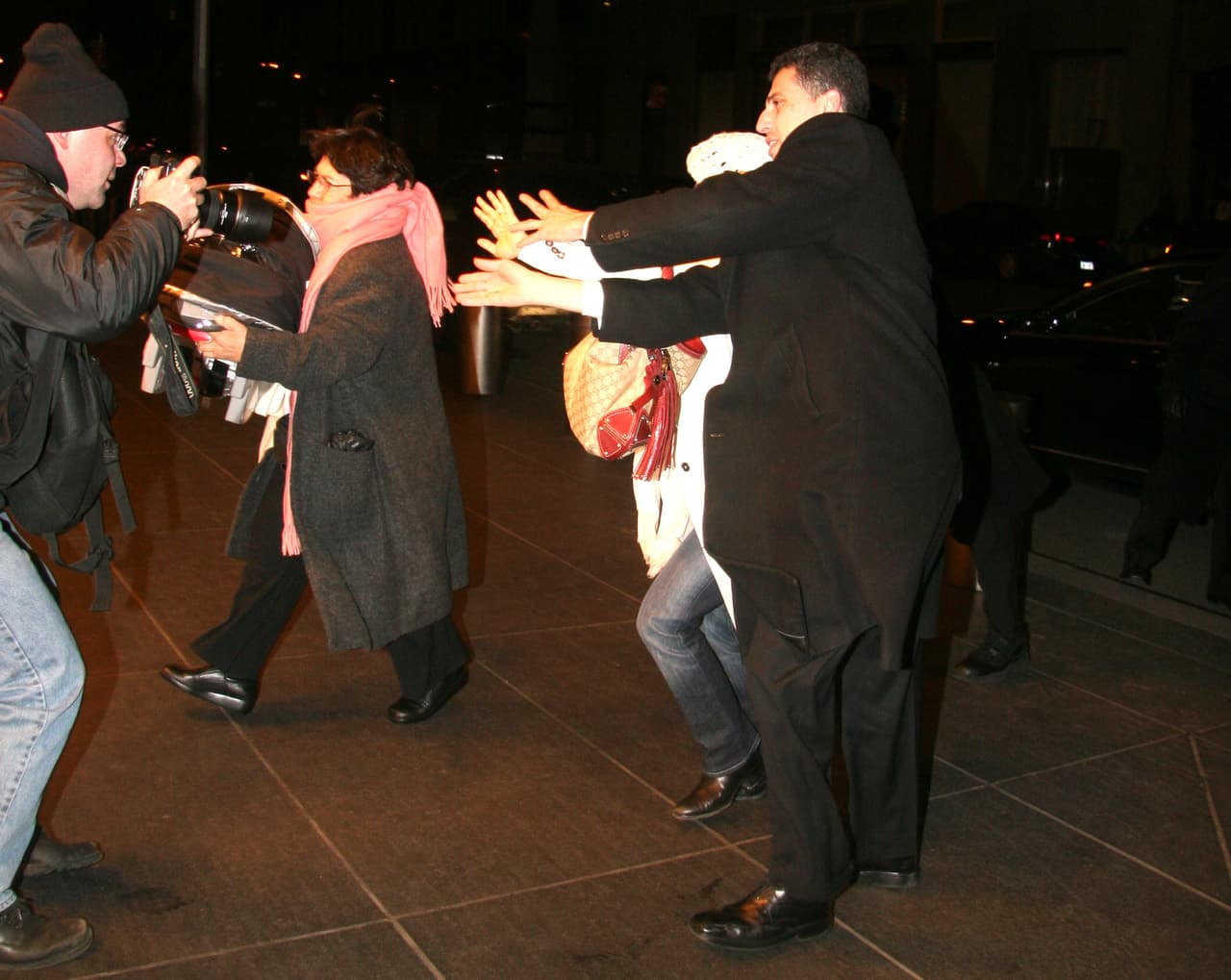 Su mamá se encargó de sacar a la nena de la escena.