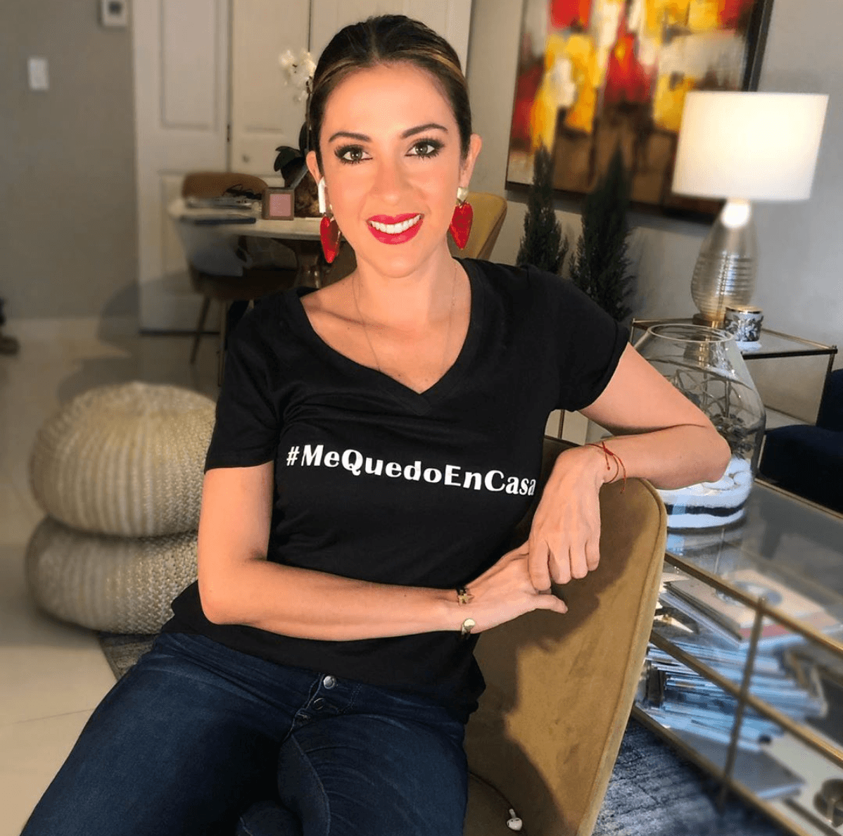 Parte del equipo del show matutino se encuentra en sus hogares con el próposito de 
<a href="https://www.univision.com/shows/despierta-america/una-sorpresiva-salida-del-estudio-y-la-conviccion-de-que-para-estar-contigo-nada-nos-detiene-asi-fue-nuestra-semana-fotos" target="_blank">salvaguardarse</a> y de la misma forma proteger a la comunidad. Maity es una de las integrantes que nos comparte sus reportajes desde la comodidad de su departamento.