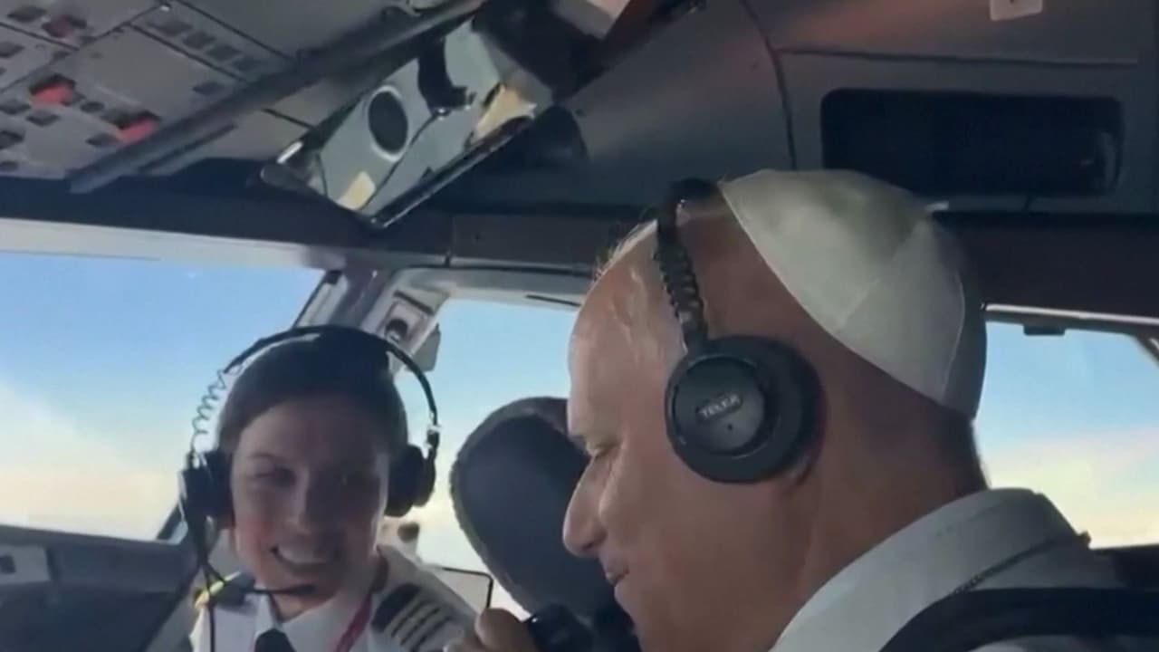 Video: Así fue como dos pilotos en España compartieron la cabina con el papa León XIV