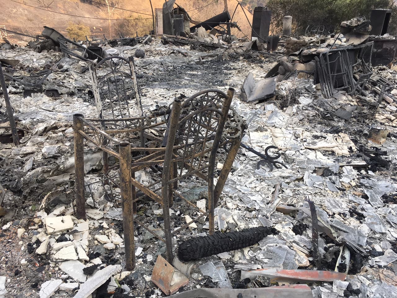 El presidente 
<a href="http://www.univision.com/temas/donald-trump" target="_blank">Donald Trump</a> declaró este viernes el estado de emergencia en California debido a los incendios forestales que ya destruyeron cientos de viviendas y forzaron a miles de personas a abandonar sus hogares. Con ello, ordenó liberar la asistencia federal para reforzar la respuesta local a los incendios forestales.