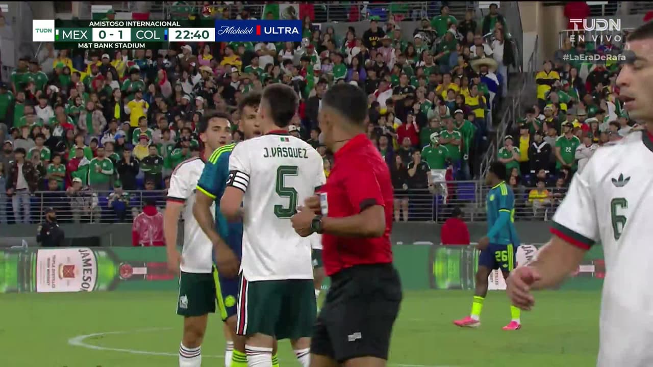 ¡Se calienta el partido! Dura entrada de Suárez sobre Johan Vásquez