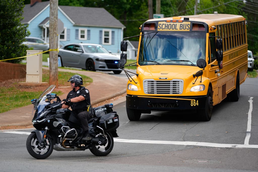 Un autobús escolar es escoltado por la policía cerca de la zona donde ocurrió el tiroteo en Winston-Salem.