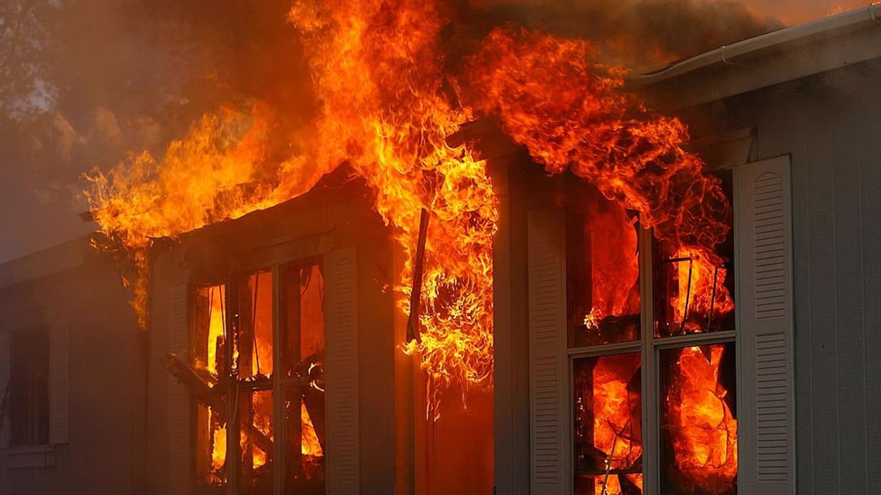 Recomendaciones de los expertos para prevenir incendios: instalar detectores de humo y monóxido de carbono, tener extintores en casa, evitar el uso de velas y utilizar pantallas protectoras en las chimeneas.