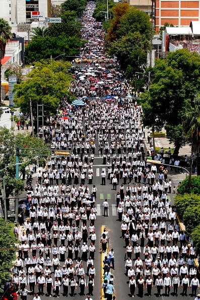 Las personas que participaron en la caminata, 
<b>vistieron de blanco y recorrieron las principales avenidas de la capital jalisciense</b> en México. 
<br>