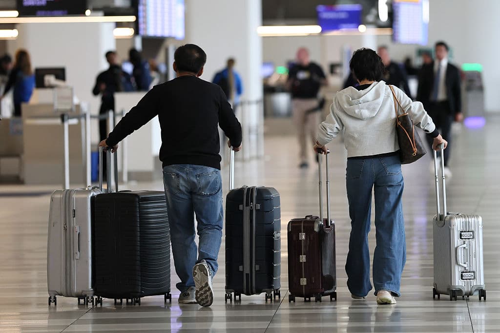 La situación se había advertido, dijo el Secretario de Transporte. Sin embargo, se agudizó durante el fin de semana, cuando el domingo 25, 
<b><a href="https://www.univision.com/noticias/politica/retrasos-cancelaciones-aeropuertos-debido-a-la-falta-de-personal" target="_blank">el aeropuerto de Los Ángeles (LAX), uno de los más concurridos del mundo, no pudo atender vuelos</a></b> durante dos horas.
<br>
<br>Cuando retomaron operaciones, todos los vuelos enfrentaron 
<b>una demora de 15 minutos</b>, en promedio, de la hora anticipada del despegue.
<br>
<br>También en el LAX hubo retrasos al día siguiente, cuando la Administración Federal de Aviación (FAA) informó sobre un asunto parecido en Austin, entre otras ciudades.
<br>
<br>La agencia reportó retrasos de 40 minutos por falta de personal en el aeropuerto Austin-Bergstrom. Y en el de Newark Liberty, 
<b>en Nueva Jersey,</b> reportaron la misma situación.