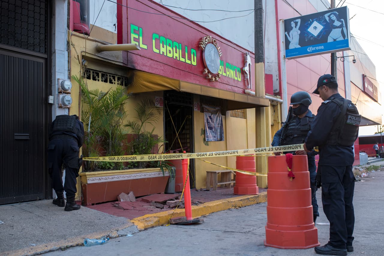 Al menos casi tres decenas de personas fueron asesinadas en un incendio provocado por presuntos miembros de pandillas la noche del martes 27 de agosto, según 
<a href="https://www.facebook.com/SPVeracruz/photos/a.227575647443875/1208838882650875/?type=3&theater" target="_blank">informaron las autoridades</a>. De acuerdo al portal mexicano Animal Político, 
<a href="https://www.animalpolitico.com/2019/08/ataque-incendio-bar-coatzacoalcos-veracruz/" target="_blank">la cifra de fallecidos aumentó</a> a 28 la tarde de este miércoles.