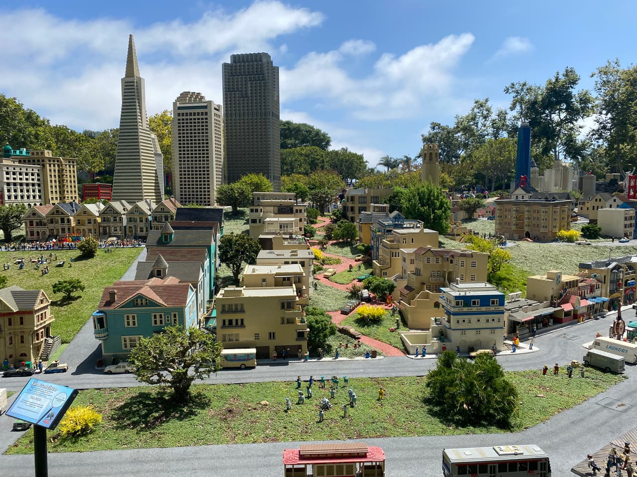 El área conocida como Mini USA fue construída con más de 40 millones de piezas de legos. En la imagen se ve la zona de Lombard Street en San Francisco, California.
<br>