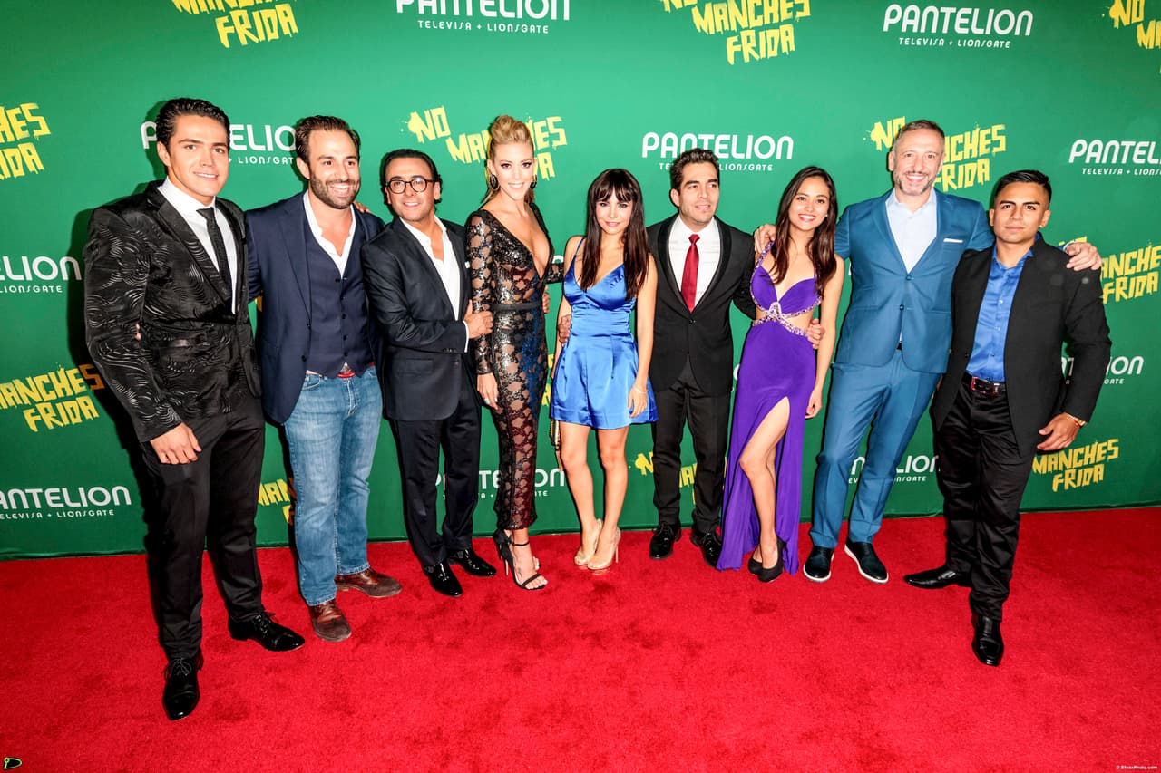 Los actores y la producción posando juntos en Hollywood.