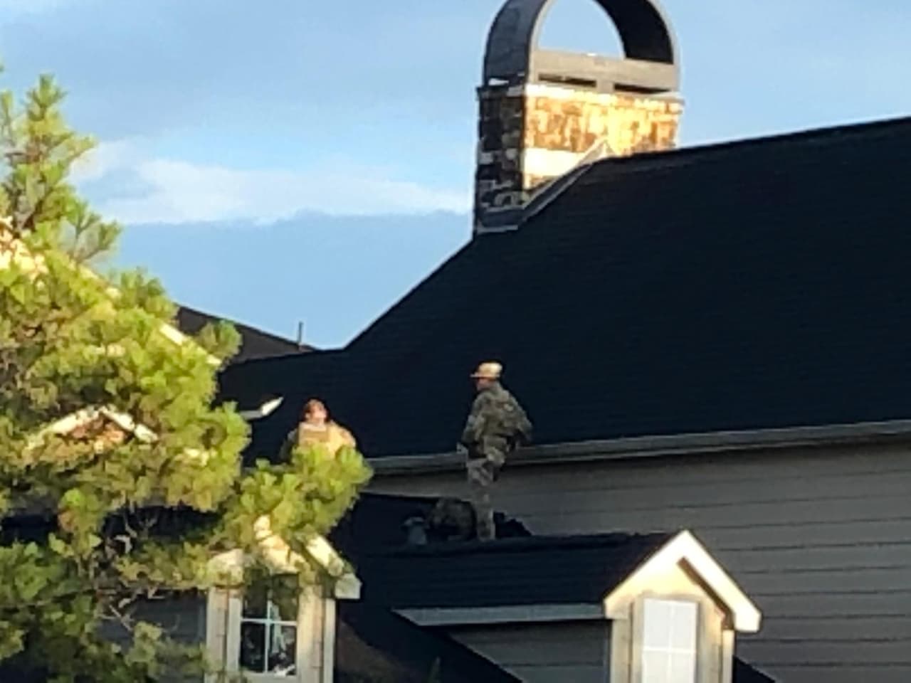 Efectivos del equipo SWAT subieron al techo del conjunto residencial donde se encuentra parapetado el sujeto.