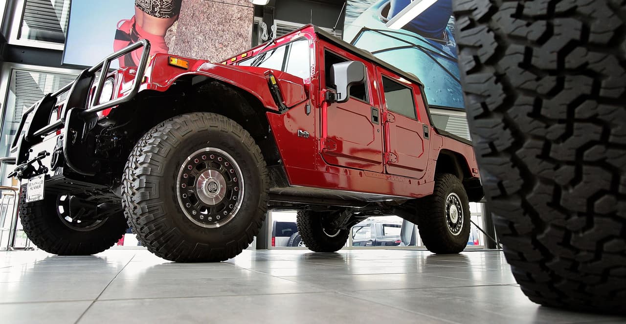 Si bien está discontinuado, el Hummer H1 mantiene su nombre latente entre los aficionados a los vehículos de gran porte. Su motor varía entre un diesel de 6.2 litros y un viejo Duramax de 6.6 litros.