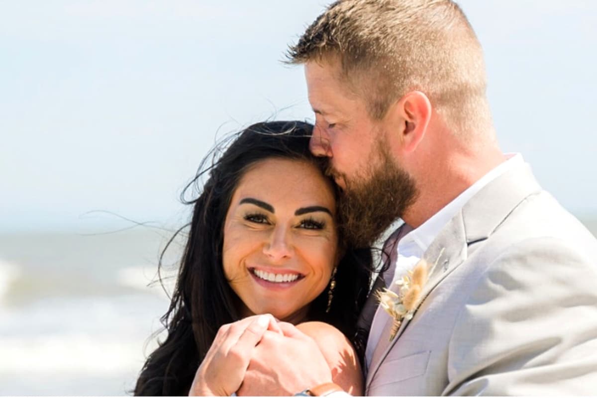 El 28 de abril, lo que comenzó como el día más feliz para Aric y Sam, terminó con una tragedia con la muerte de la novia.