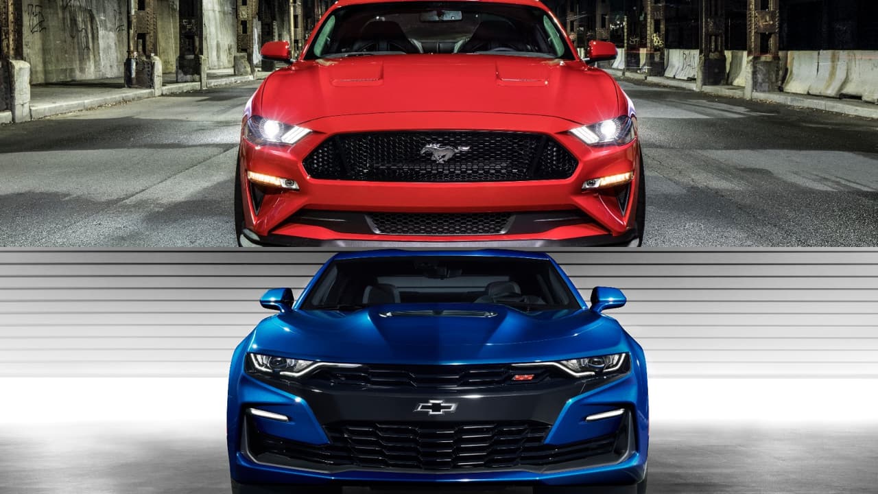 <h3 class="cms-h3-H3">Frontal.</h3>
<br>
<br>Para 2018 el Mustang recibió cambios en su parrilla así como en la sección inferior de su frontal 
<a href="https://www.univision.com/noticias/coupes/la-mascara-de-darth-vader-inspiro-el-diseno-del-ford-mustang-2018" target="_blank">inspirados en la máscara de Darth Vader</a>. Los faros del Mustang también fueron rediseñados con unos contornos más suaves que le dan a todo el frontal un aspecto más cohesivo. Por su parte el Camaro recibió una 
<a href="https://www.univision.com/noticias/chevrolet/conoce-al-redisenado-chevrolet-camaro-2019-fotos" target="_blank">cirugía plástica extensa en su cara</a>, que en si misma era una reinterpretación del modelo anterior, para otorgarle una aplicación muy liberal de la parrilla dividida de Chevrolet. El resultado ha sido controversial y polémico.