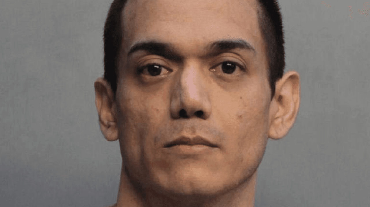 Bryan Deneumostier, de 33 años y residente de Homestead, se vestía y se hacía pasar por mujer.