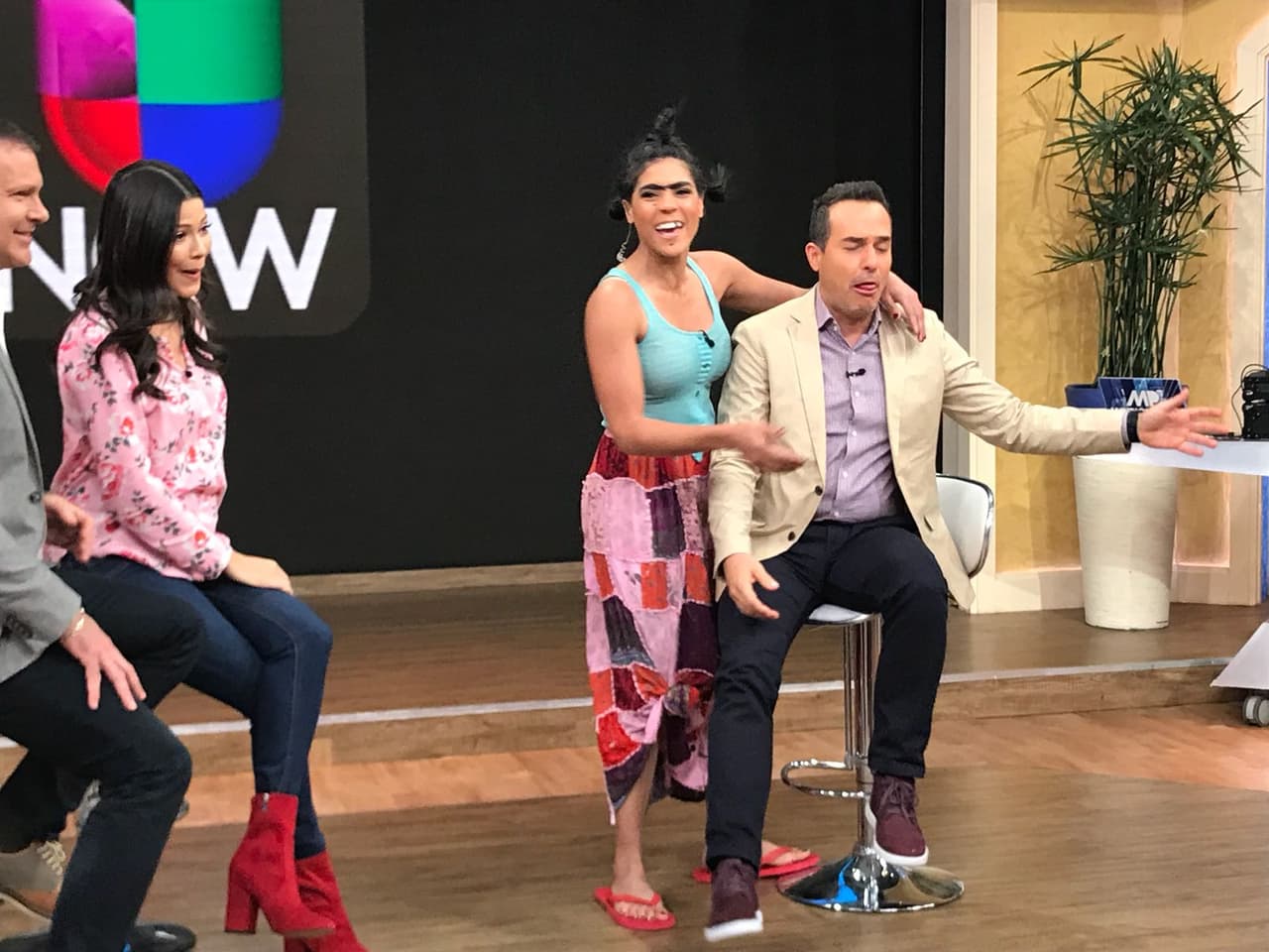 Parece que Carlitos no quedó muy contento con esta muestra de cariño ante las cámaras.