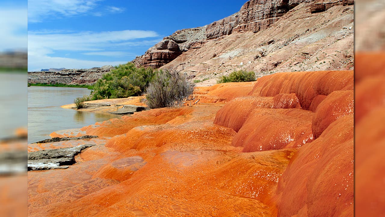 <b>¿Cómo llegar al Crystal Geyser? </b>Desde la salida 164 de la I-70 en Green River, diríjase al este durante 2.4 millas por la New Area 51 Road hasta el cruce con la Crystal Geyser Safari Route. Siga el camino de tierra hacia el sur y luego al oeste durante 4 millas.
<b>Advertencia:</b> Los caminos pueden ser
<b> intransitables con lluvia o en condiciones invernales</b>.