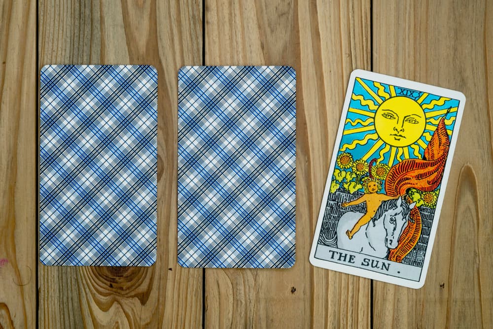 <b>CÁNCER</b>
<br>Me encanta tu carta, es la del Sol. Será como un amuleto de buena suerte porque te habla de que tendrás éxito en cualquier tipo de proyecto que quieras emprender. Tienes la luz alumbrando ese proyecto.