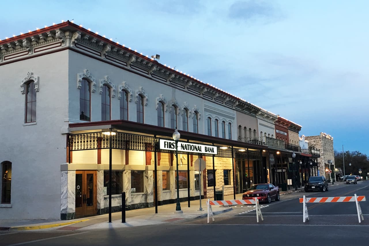 El edificio del banco First National, uno de los más antiguos de Granbury, fue construido en 1885