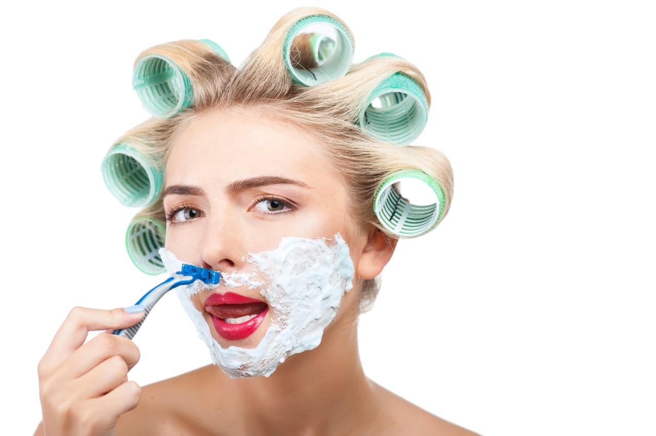 <b>No duele. </b>A diferencia de la cera, este método no provoca dolor; sin embargo, debes realizarlo adecuadamente, con una crema para afeitar y con mucho cuidado para evitar que te cortes.