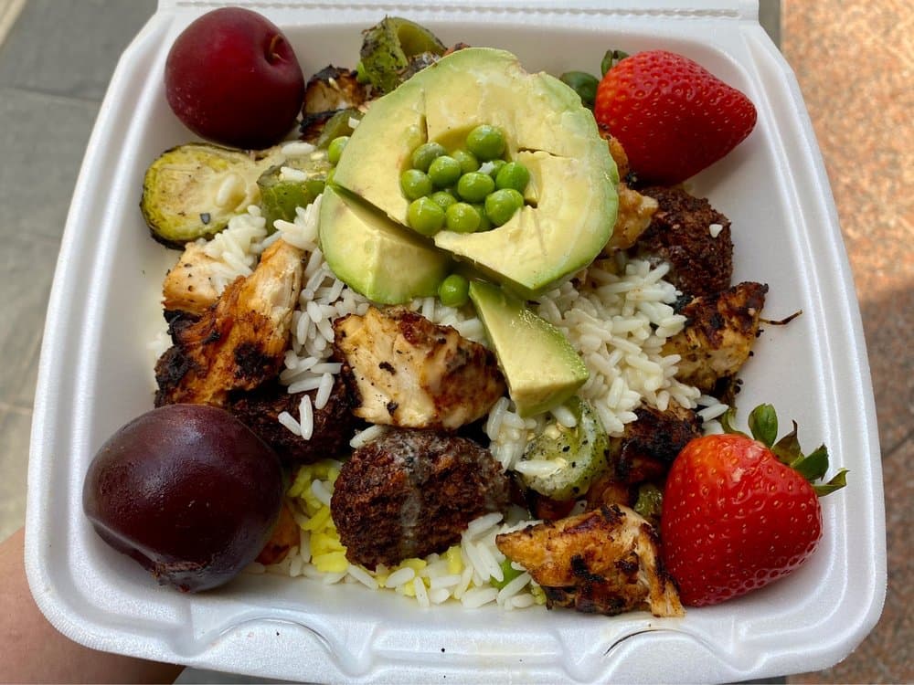 <b>Octopus Falafel Truck </b>
<br>Dirección: 20th & Ludlow St Philadelphia, PA 19103
<br>
<b><a href="https://www.yelp.com/map/octopus-falafel-truck-philadelphia">Cómo llegar</a></b>
<br>
<br>Aseguran que en este camión de comida “cada día es una experiencia diferente de la cocina mediterránea y de Oriente Medio. Todo está preparado fresco y cocinado en nuestra parrilla de carbón. Cada día hay una selección especial del chef para asegurarse de que cada bocado sea fresco y recién salido de la parrilla”.