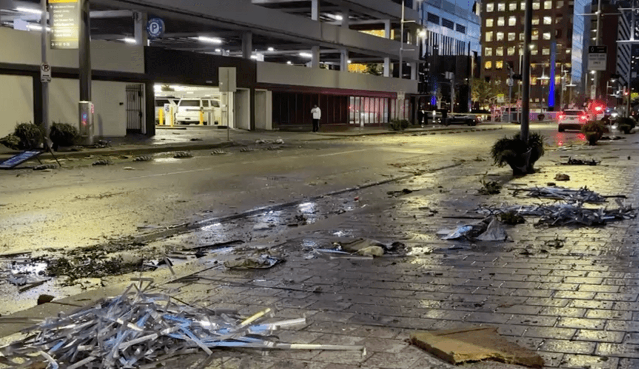 Pedazos de estructuras hay en las calles de Houston, mientras equipos de emergencia resguardan la zona.