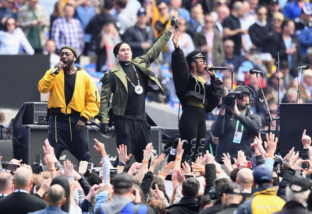 En el 2011 fue el turno para The Black Eyed Peas, y Taboo, artista de Boyle Heights, Los Ángeles, de orígenes mexicanos.