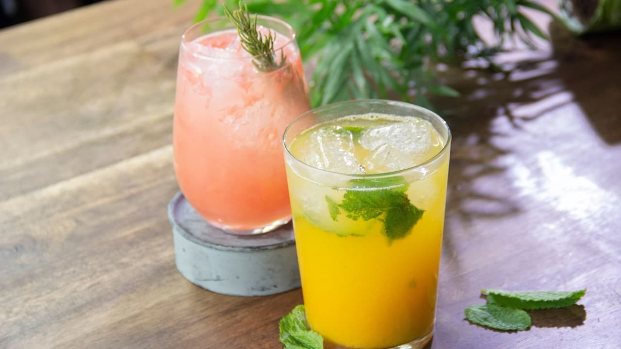 Dos cocteles sin alcohol: toronja con romero y naranja con menta