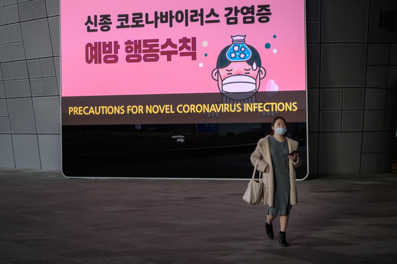 Una pantalla en una plaza de Seúl muestra medidas de precaución ante el coronavirus.