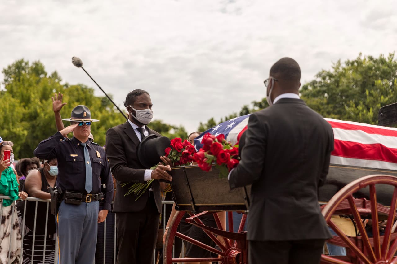 Además de pasar por el puente Edmund Pettus en Selma el féretro con los restos de Lewis recorrió varias calles de la ciudad y cientos de personas y policías saludaron a su paso.