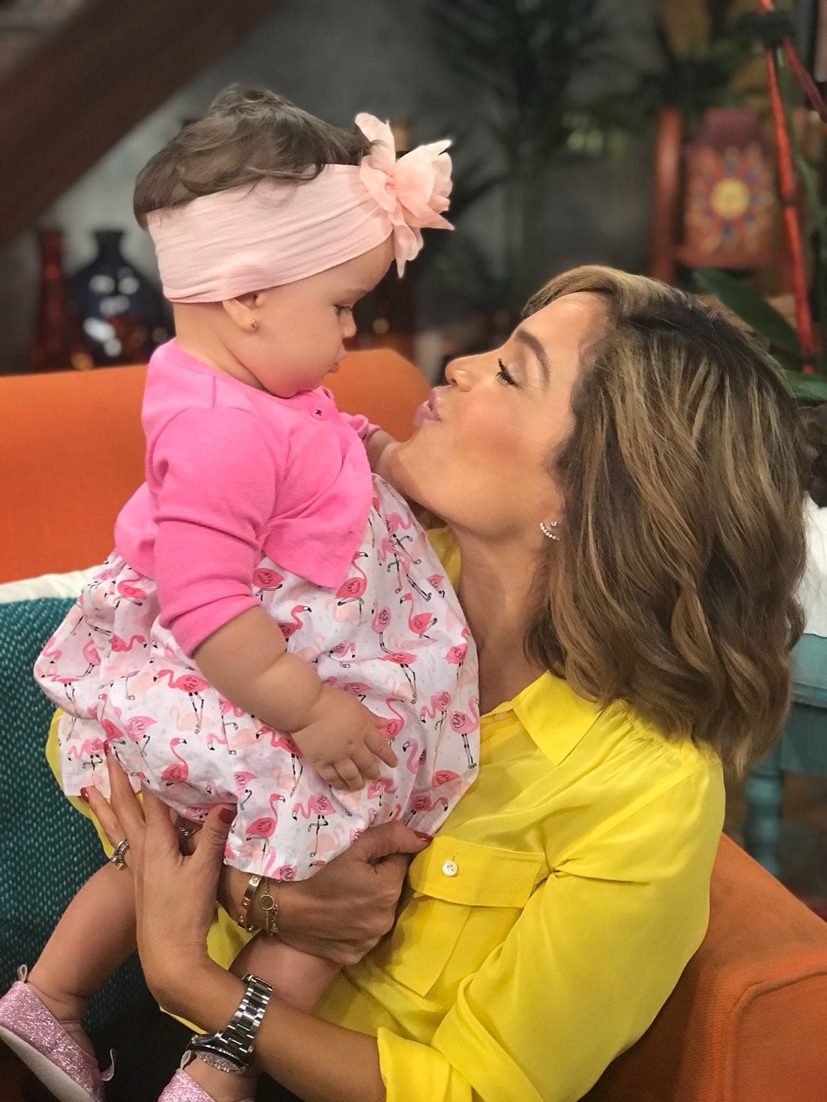 Seguramente Karla recuerda la época en que sus hijas eran unas bebés. Ahora tiene dos sobrinos que consentir en casa.