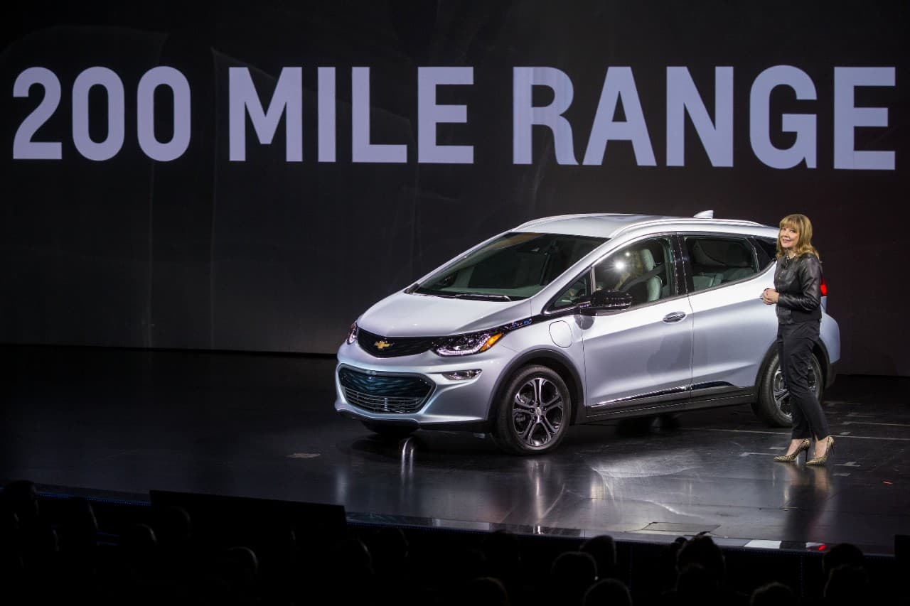 Mary Barra CEO de General Motors devela al Chevrolet Bolt EV
