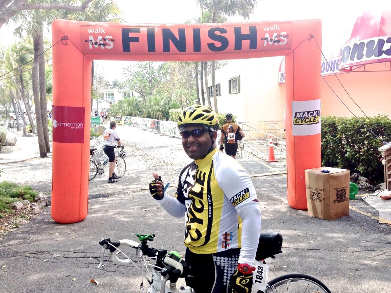 “Nos reunimos a hacer
<b> un recorrido de unas 30 millas en 2 horas. </b>Manejamos en pelotón una hora y de allí, en el descanso, platicamos. Es bonito ver cómo 
<b>el deporte te permite compartir</b> con otros 
<b>mientras quemas calorías</b>”, destaca.