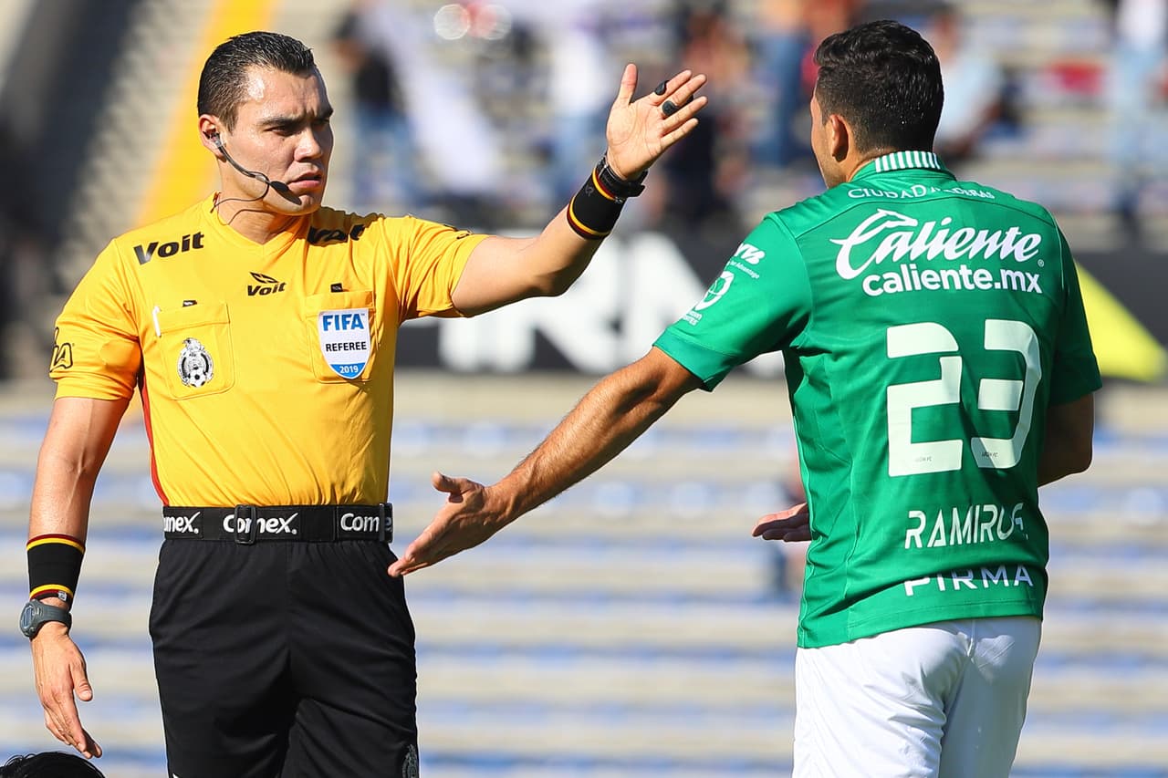 Tras revisión en el VAR el árbitro Marco Antonio Ortíz (izquierda) anuló el segundo gol del León en el minuto 55.