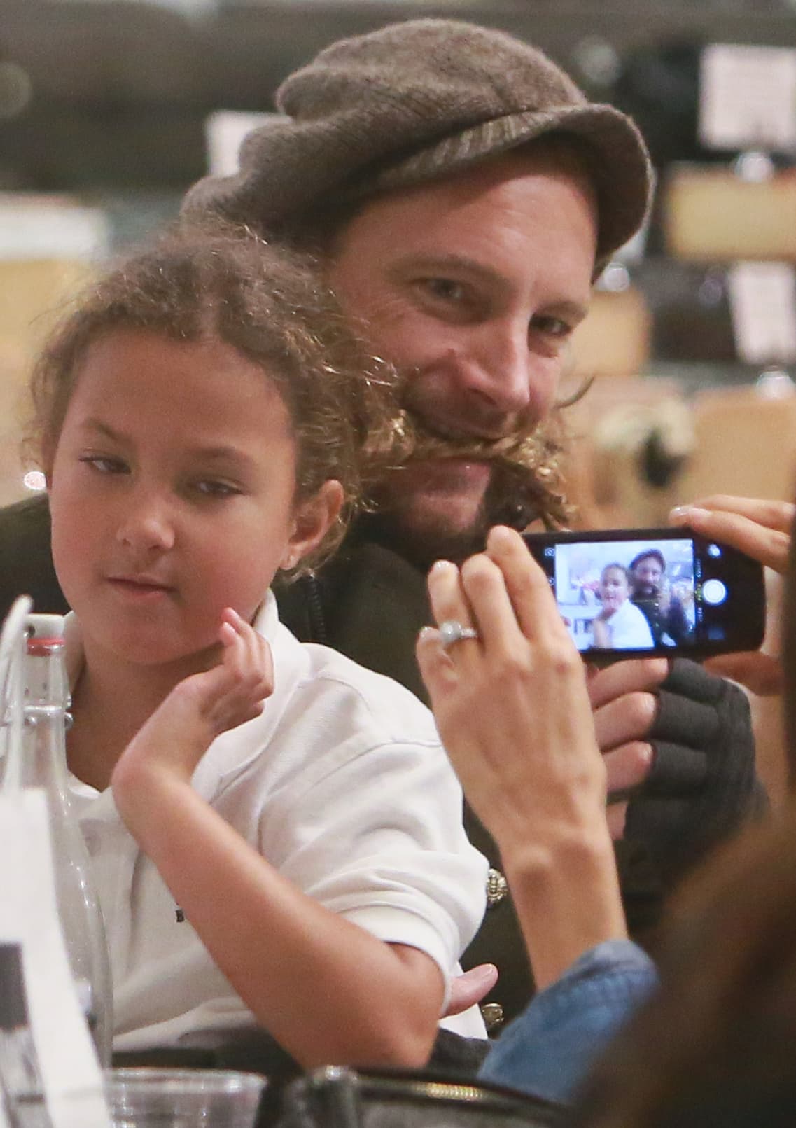 Halle denunció el hecho ante las autoridades y el juez decretó que ni la actriz ni Gabriel podrían alterar el aspecto natural de la melena de su hija.