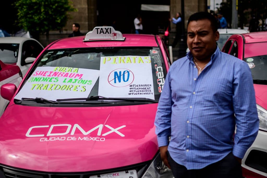 Los taxistas aseguraron que las normas vigentes obligan a contar con una concesión para poder brindar servicio de transportes de pasajeros, una exigencia que -según los manifestantes- no cumplirían las "miles de unidades" que trabajan con las mencionadas aplicaciones.
<br>