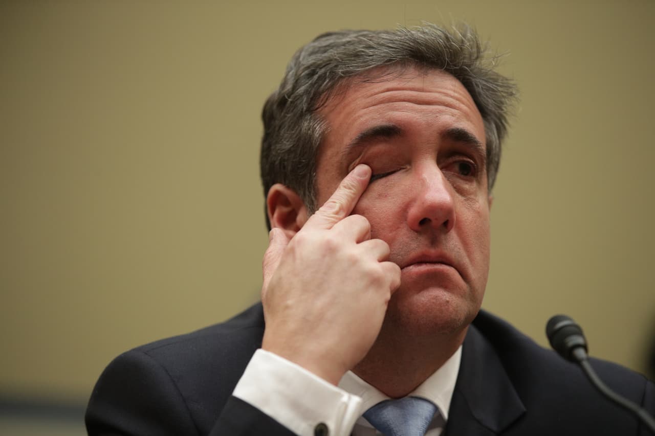 <b><a href="https://www.univision.com/temas/michael-cohen">Michael Cohen</a>. </b> A pocas semanas para ingresar a la cárcel en febrero de 2019, el exabogado personal del presidente Donald Trump habló bajo juramento ante un comité del Congreso. Allí dijo que su antiguo jefe ha mentido sobre sus finanzas y sus pagos para silenciar a una actriz porno y 
<a href="https://www.univision.com/noticias/politica/cohen-acuso-a-trump-de-haber-cometido-delitos-en-la-campana-y-en-la-casa-blanca">acusó a Trump de haber cometido delitos en campaña y en la Casa Blanca</a>. Durante casi 9 horas habló de cómo su antiguo cliente le habría ordenado violar la ley para ocultar negocios o pagos para silenciar a mujeres, y señaló también a los hijos del presidente.