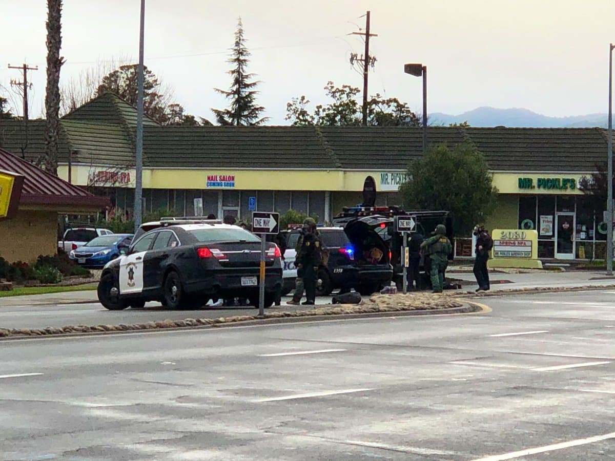 Policía arresta a hombre que se atrincheró por más de 10 horas en un restaurante de Campbell