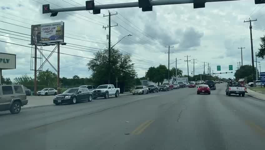 Las filas de miles de personas evacuadas de las costas de Texas son interminables