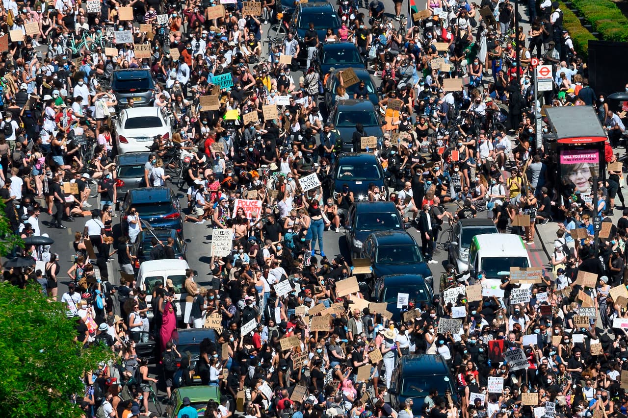 En Londres, Reino Unido, cientos de manifestantes bloquearon varias calles cercanas a la embajada estadounidense el 31 de mayo.