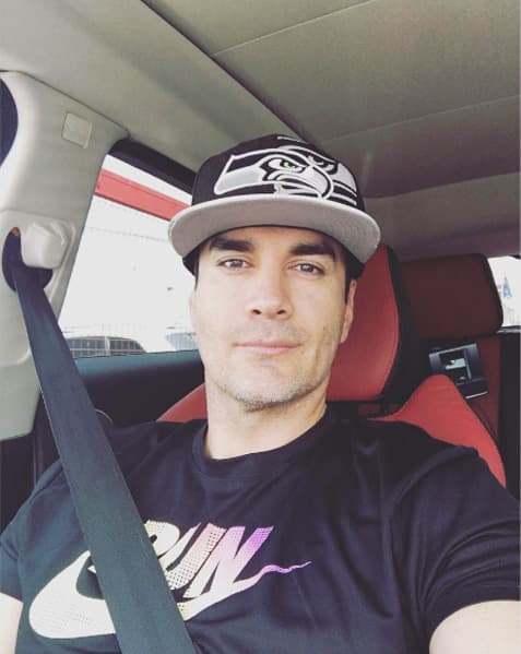 Tal vez por eso cuando ve a sus fans las deja desmayadas.