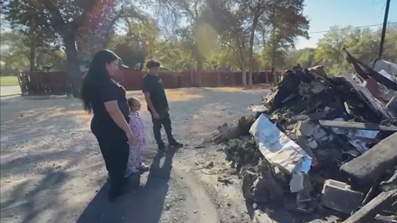 Una familia hispana lucha por reconstruir su hogar tras perderlo todo en un incendio