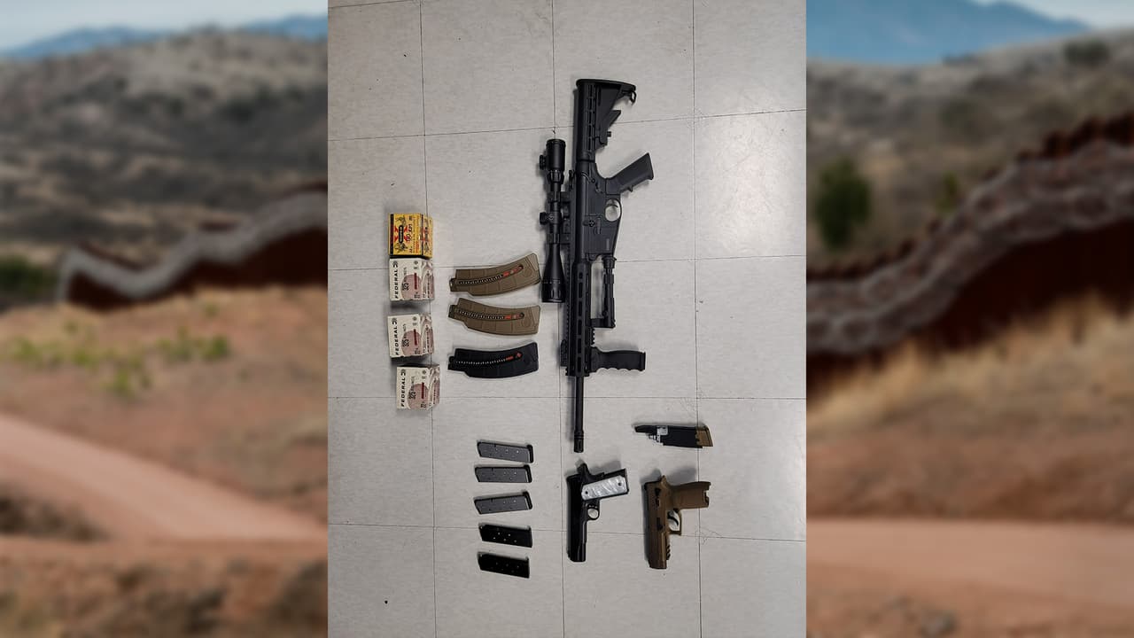 Al registrar el vehículo se encontraro armas de fuego y municiones. El conductor, un delincuente convicto que tiene prohibido poseer armas, ahora enfrenta cargos penales.