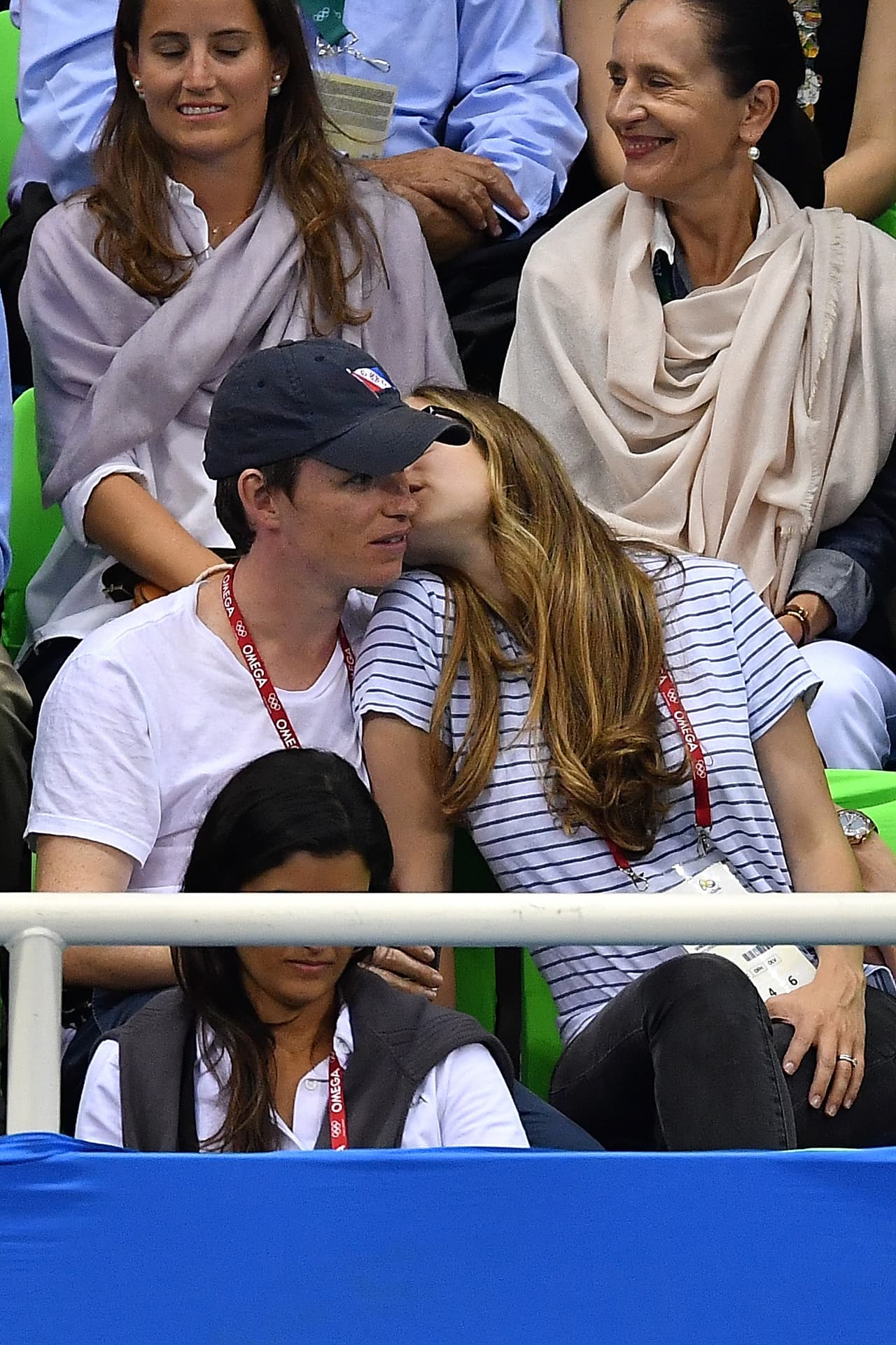 Pero Eddie estaba muy concentrado en la acción de la alberca.