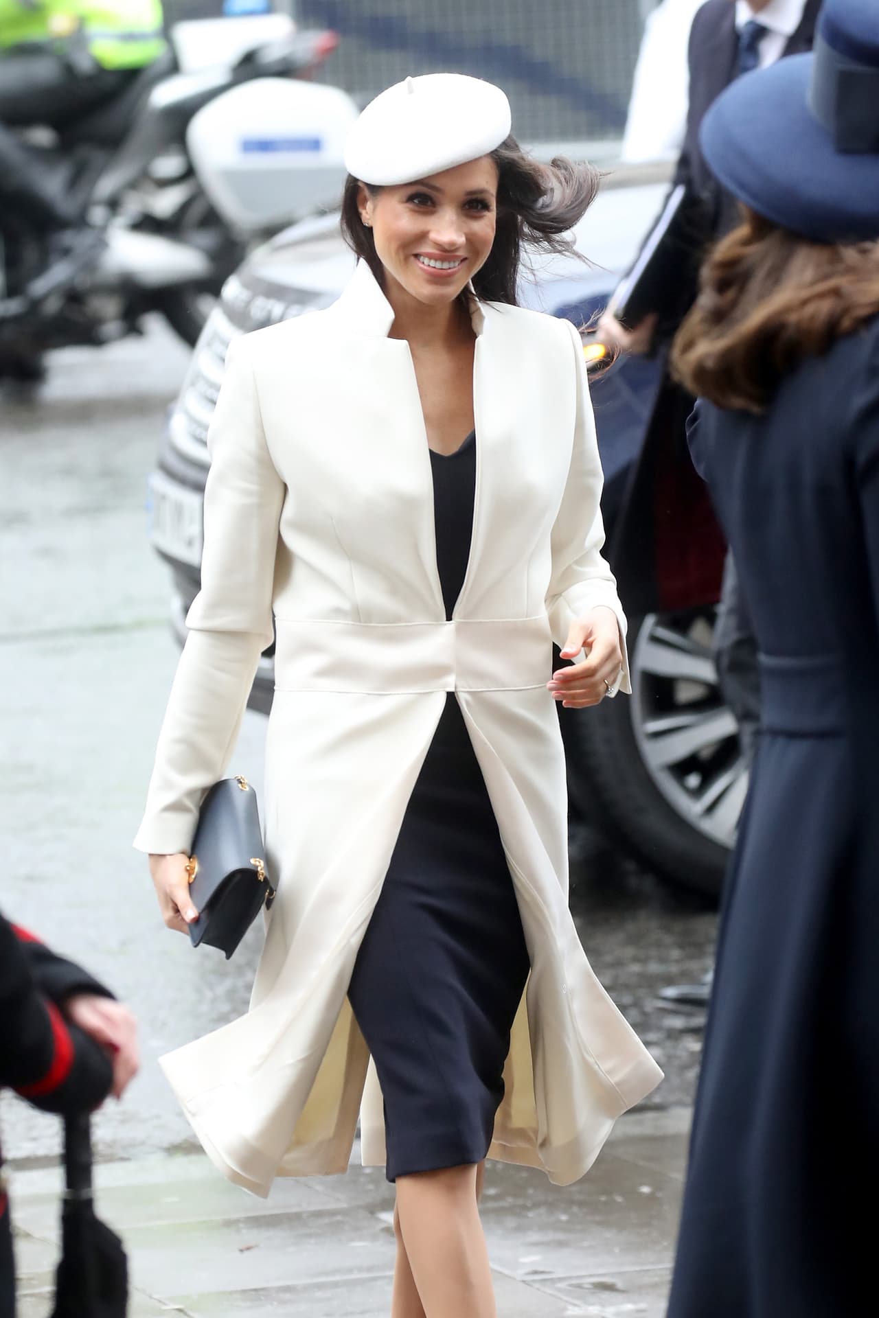 Markle escogió para el evento un vestido azul, el cual combinó con una chaqueta y boina blanca.
