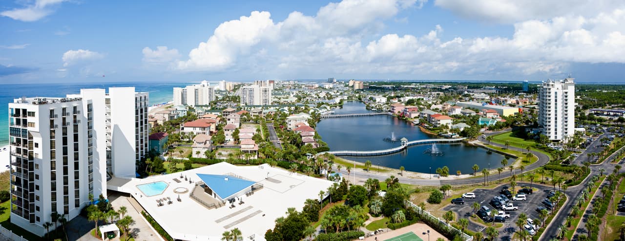 <b>Puesto 23. Crestview-Fort Walton Beach-Destin, Florida</b>
<br>
<br>Aumento de la población por la migración: 17.8% entre 2010 y 2020. La ciudad recibió 41,889 nuevos habitantes en la última década.
<br>
<br>Población estimada en 2020: 289,468 personas.
<br>
<br>De las 25 ciudades con el crecimiento poblacional más rápido debido a la migración 13 se encuentran en Florida. El estado es uno de los principales destinos de los jubilados debido a su baja carga fiscal, viviendas relativamente económicas y clima cálido durante todo el año.