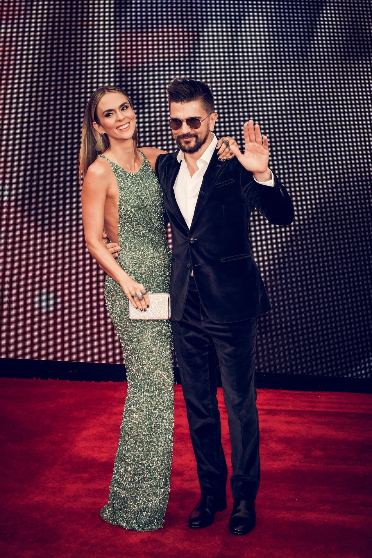 La modelo Karen Martínez, esposa de Juanes, llegó a la alfombra del Latin GRAMMY con un sencillo pero elegante vestido en color jade.