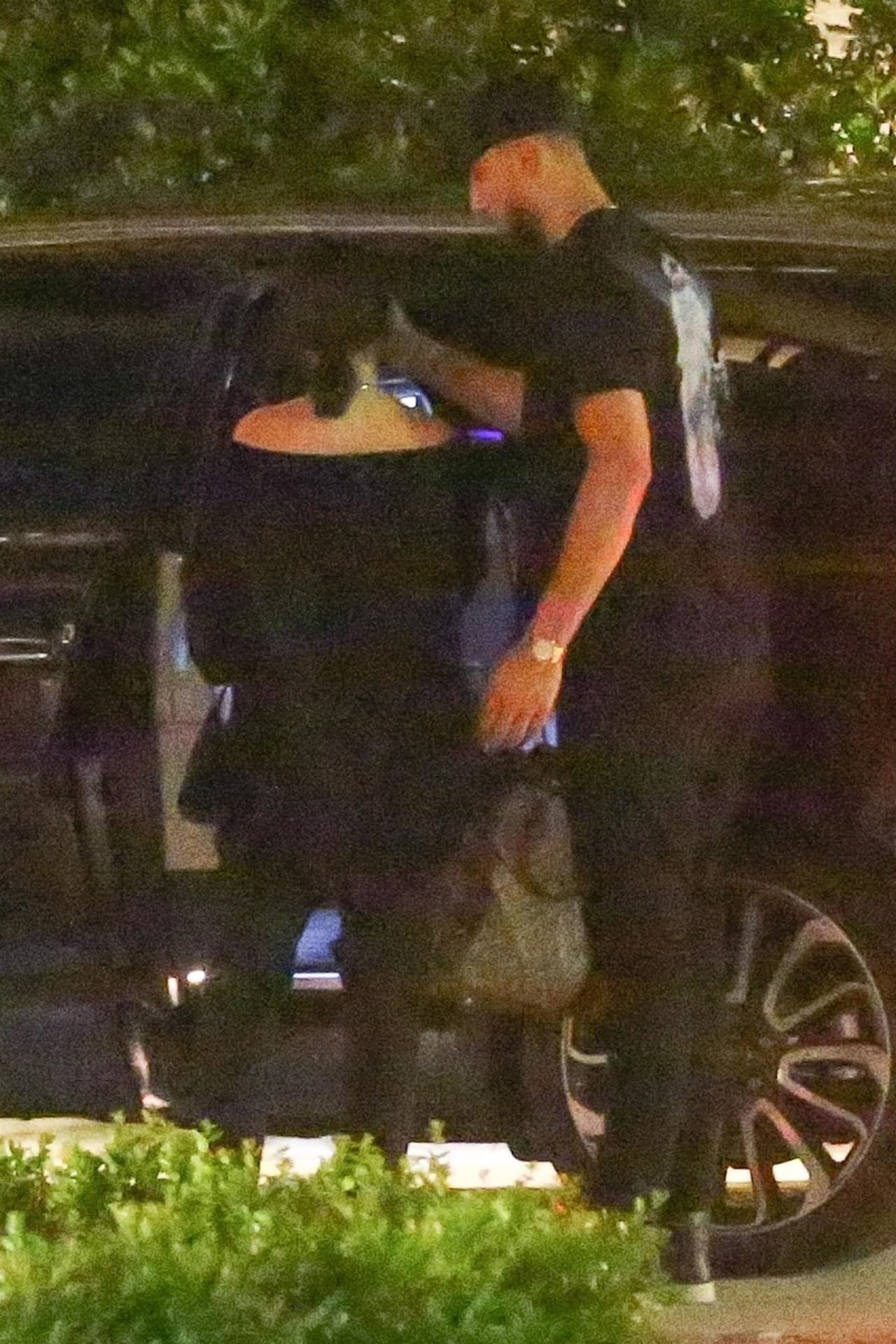 Simmons tuvo hasta la cortesía de cargar el bolso de Jenner, mientras el hermano de Tinashe tomaba las redes sociales para acusarlo de rompecorazones. “Días después de que le rompes el corazón a mi hermana haces esto”, publicó 
<b>Kudzai Kachingwe</b> en su cuenta de Twitter.