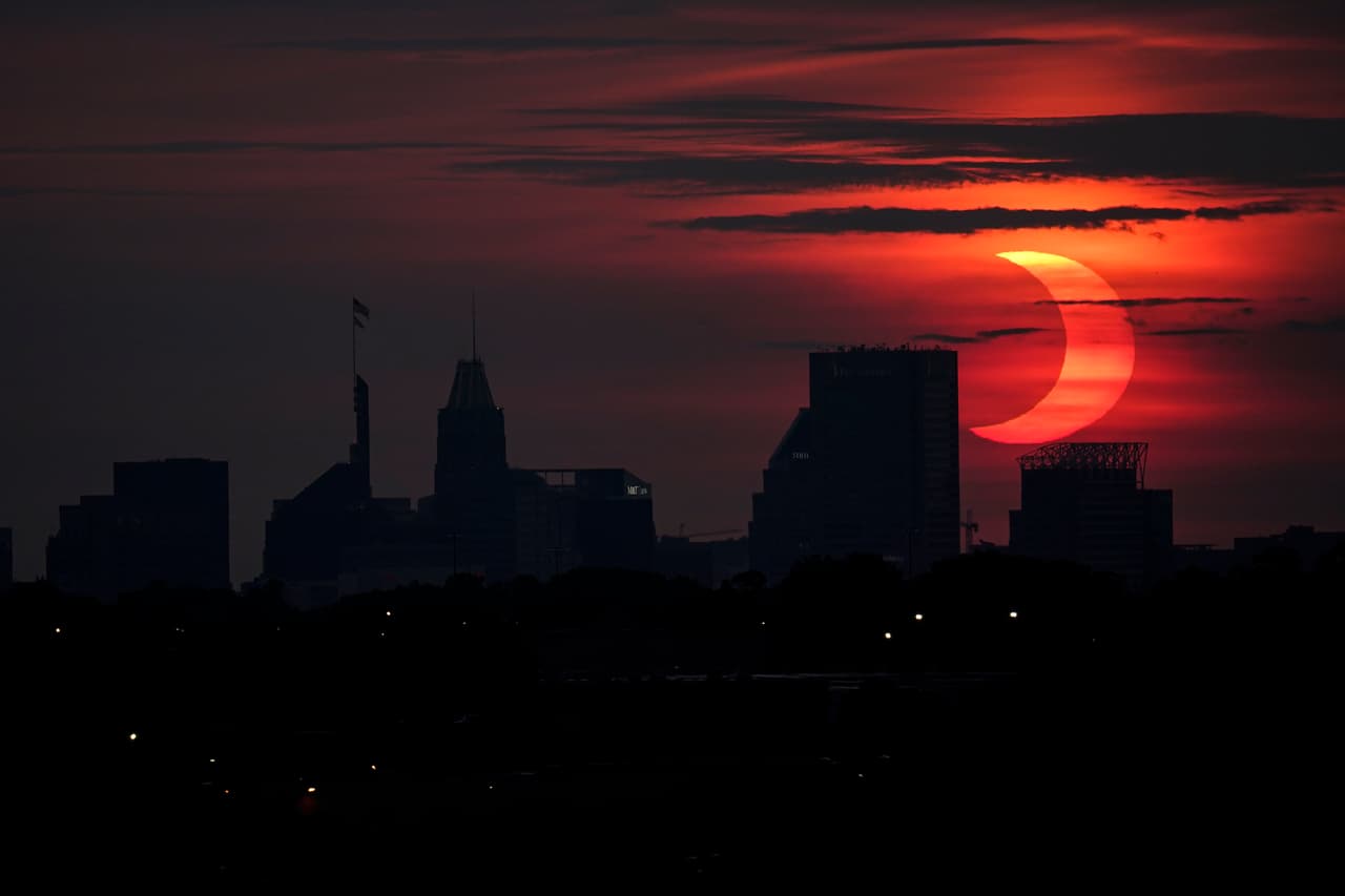 Así se vio el comienzo del 
<a href="https://www.univision.com/temas/eclipse-solar">eclipse solar</a> en el cielo de Baltimore. En zonas del hemisferio norte se pudo apreciar el fenómeno denominado eclipse solar anular, un inusual espectáculo que la última vez que fue visible desde Canadá fue en 1994.
<br>